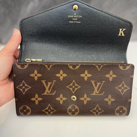 LOUIS VUITTON
Reverse Monogram Giant Sarah Wallet - Picture 3 of 12